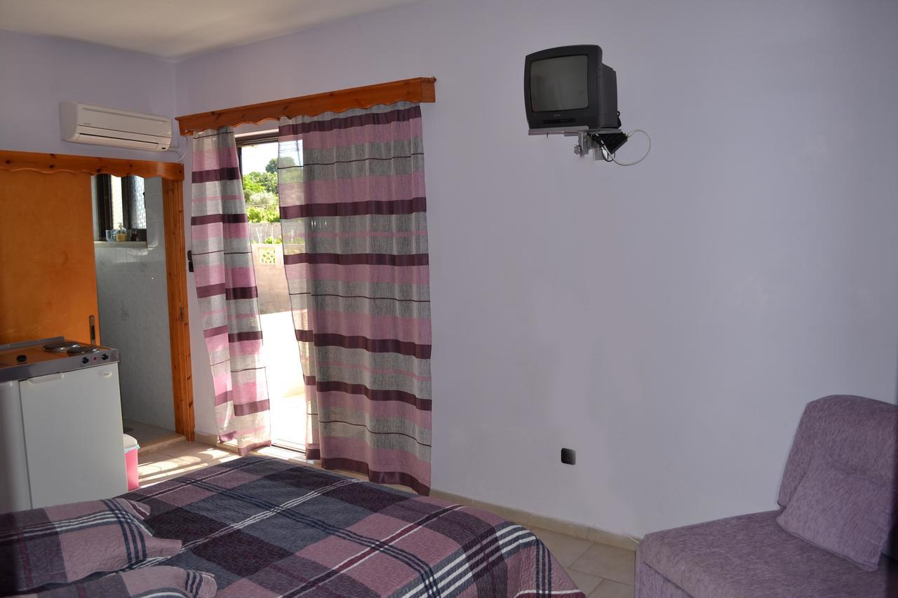 Noufaro Studios Karfas Luaran gambar